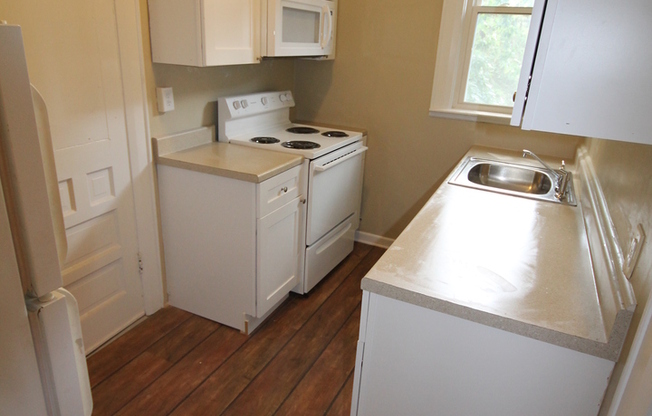 3 beds, 1 bath, $1,350, Unit 195 E. Maynard Ave