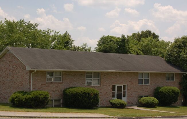 2 beds, 1 bath, 903 sqft, $1,090, Unit O-2