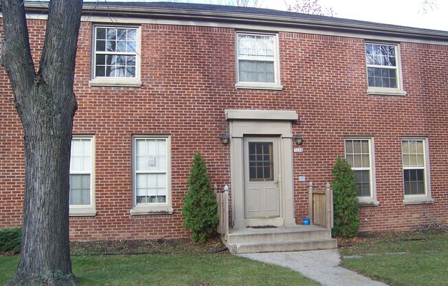 Spacious 1 BR Apt Home in 4 family building in Wauwatosa