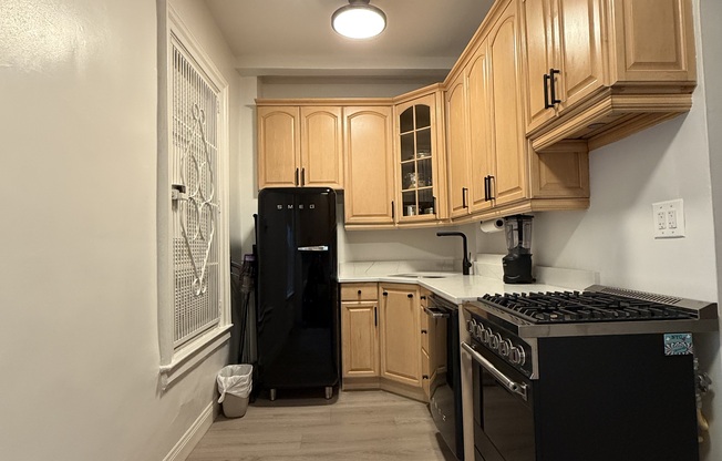 25 W 64 ST