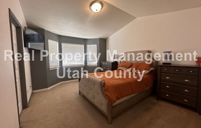 5 beds, 3 baths, $2,400