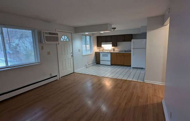 2 beds, 1 bath, $800, Unit Unit G