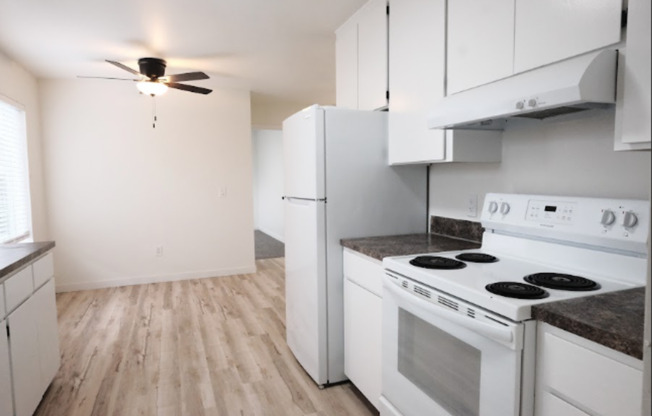 Cedars in Sweethome ** Walk in Closets, on site laundry in a lovely Community