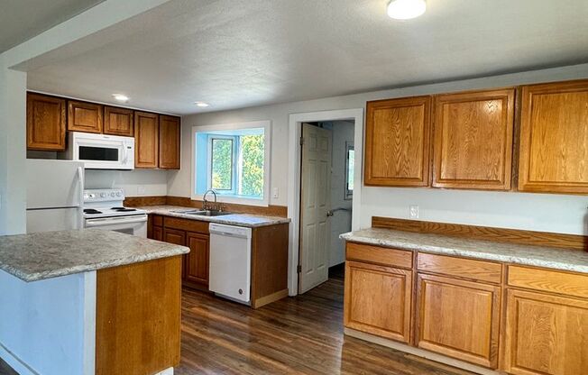 3 bedroom 1 bathroom remodeled home, w/d hookup, must see inside