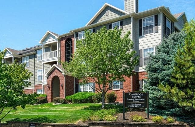 Apartment Exterior at Cambridge Square, Overland Park, KS