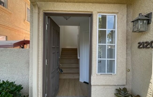 Beautiful 2 bedroom/2 bath end unit condo in lovely Lake Forest