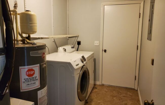 AVAILABLE NOW! Cozy Home in Fort Myers