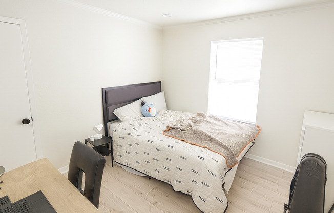 8 beds, 3 baths, $10,400, Unit House