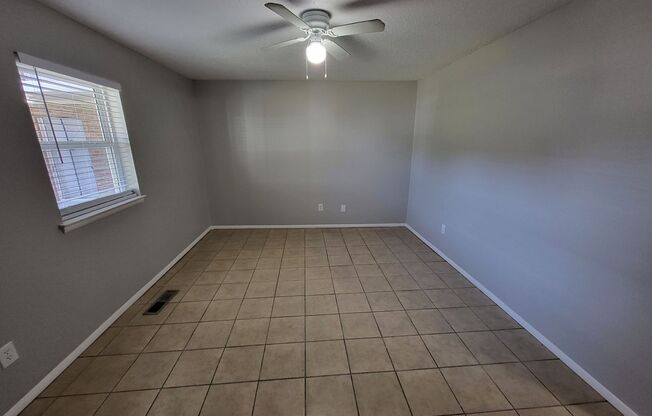 2 beds, 1 bath, $1,100, Unit 4