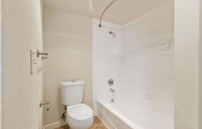2 beds, 1 bath, 875 sqft, $2,795, Unit 27