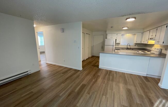 2 beds, 1 bath, 780 sqft, $1,100, Unit 11