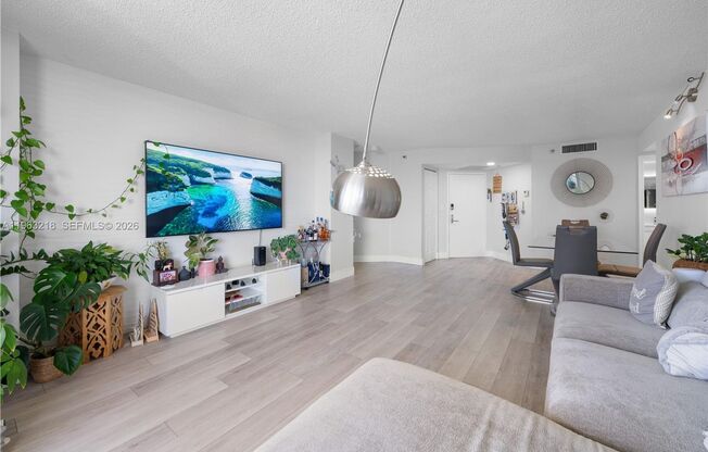 3 beds, 2 baths, $4,200, Unit # 1406