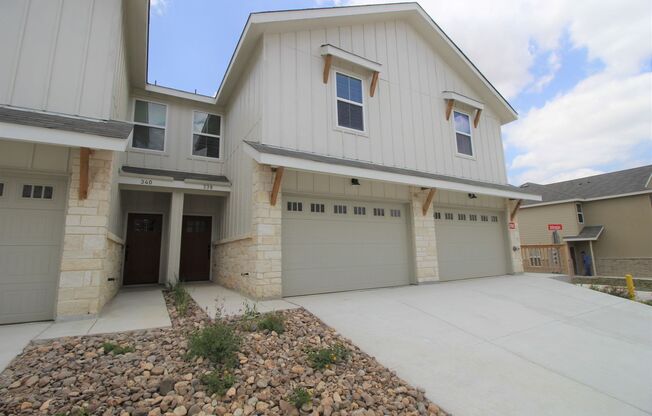 3/2.5/1.5 Fourplex Close to IH35 for Commuters! Fridge, Washer & Dryer Included /NBISD