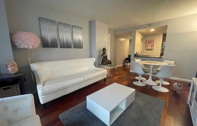 1 bed, 1 bath, 663 sqft, $3,400, Unit 528