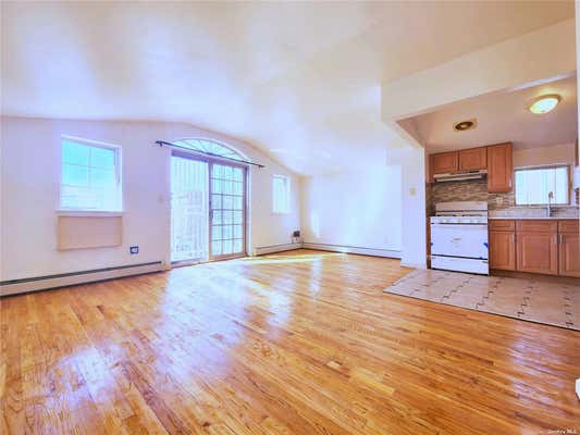 3 beds, 2 baths, $2,600, Unit 3RD FL