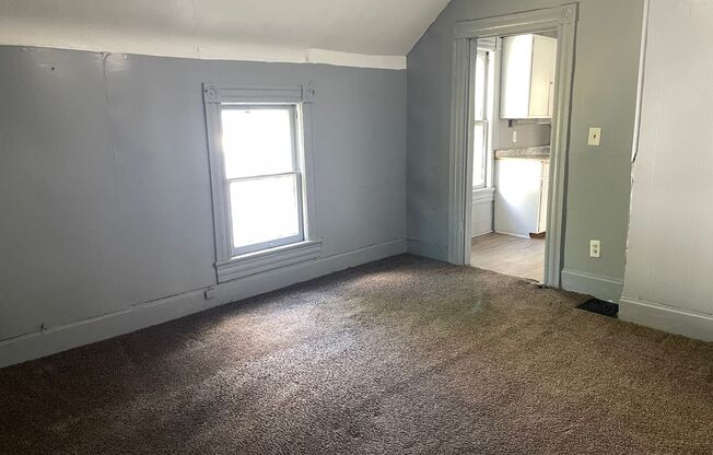 2 beds, 1 bath, 980 sqft, $850, Unit Up