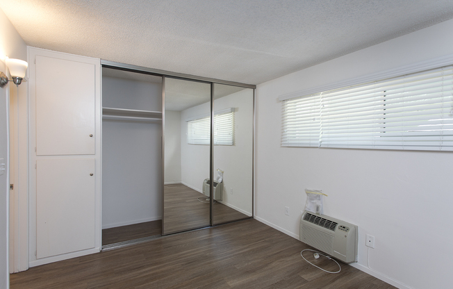 Shelter Island/Point Loma: Beautiful 1 Bedroom with Onsite Laundry