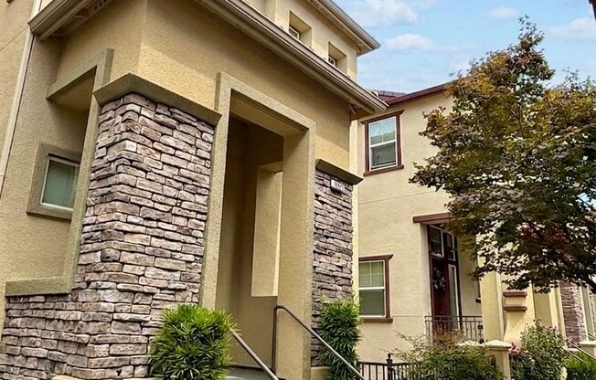 $4,400 / Beautiful 3BR + Bonus Room / 2.5BA Single-Family Home in Warm Springs, Fremont