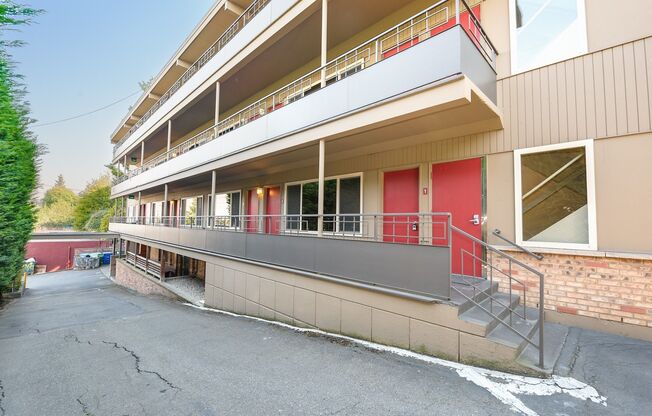 2 Weeks Free! Beautiful 1 bed 1  bath apartment in the heart of Seattle- Schedule a tour now!