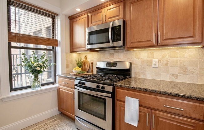 2 beds, 1 bath, 833 sqft, $2,900, Unit 52