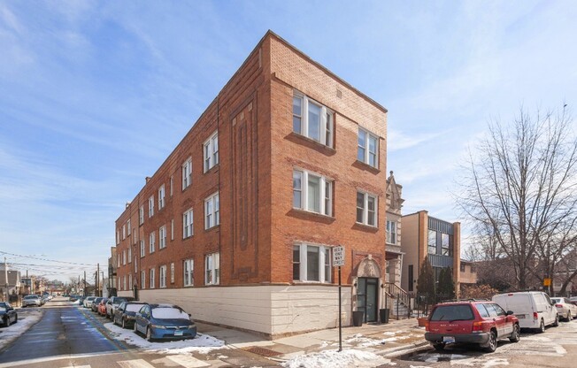 3051 W MEDILL AVE