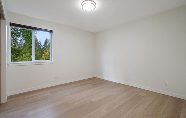 2 beds, 1 bath, $2,000, Unit 535 NE Vena Street