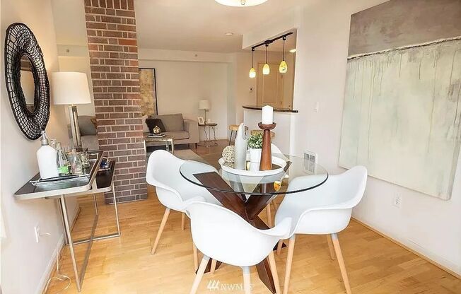 Beautiful 2 Bed / 2 Bath Condo in the Heart of Capitol Hill, Seattle