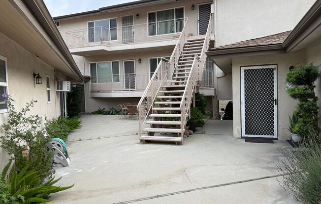 2601 N Glenoaks/2323 N Lamer