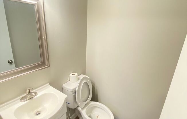 2 beds, 1.5 baths, 832 sqft, $1,050, Unit 845 Oakwood Villa