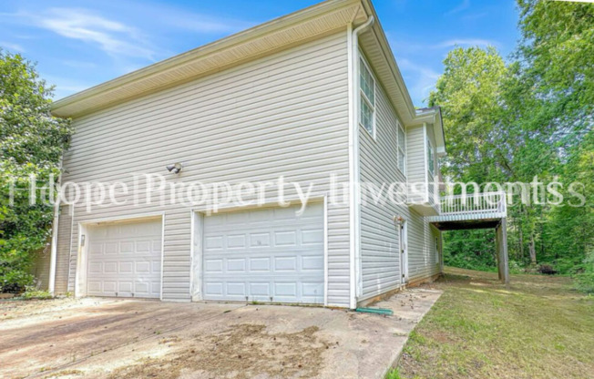 NEWNAN- 80 Corn Crib Dr 3/2 with basement.