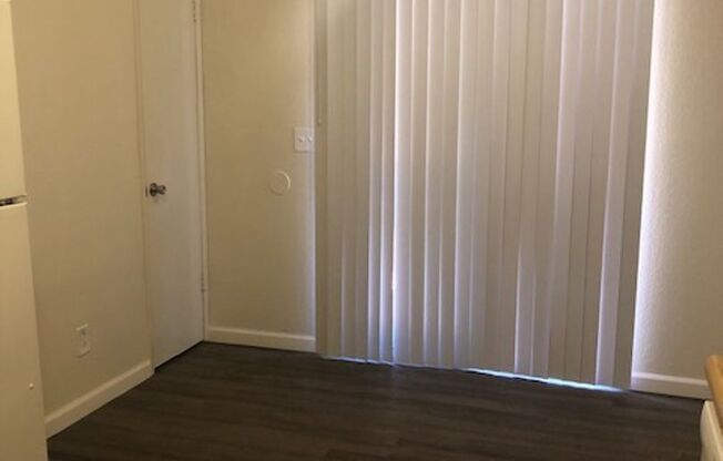 2 beds, 1 bath, 825 sqft, $1,300, Unit 124