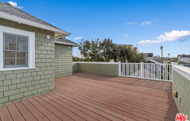23 20 AVE