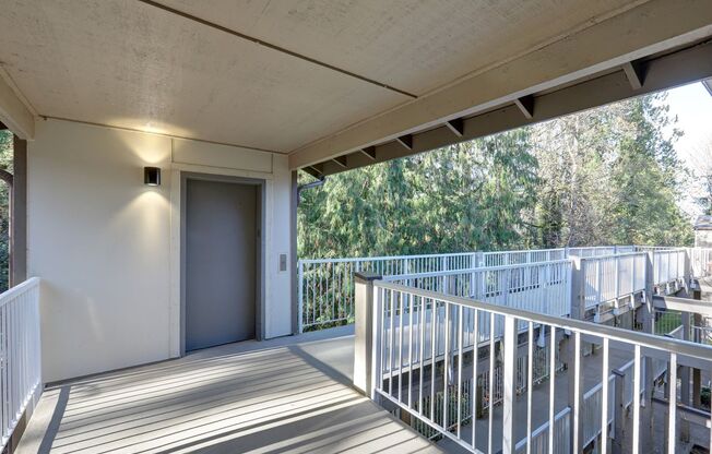 Spacious 2bd + DEN, 1.75ba Condo available in the heart of Issaquah!