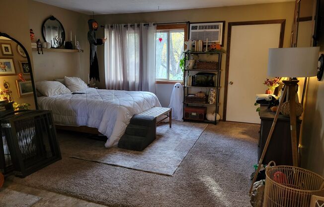 2 beds, 1 bath, $1,100, Unit #1