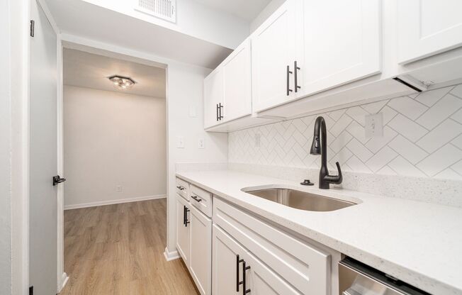 1 bed, 1 bath, 700 sqft, $1,199, Unit 711 E Leicester Ave - Unit B05