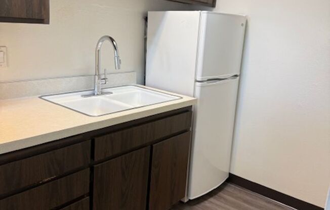 Studio, 1 bath, $950, Unit 17