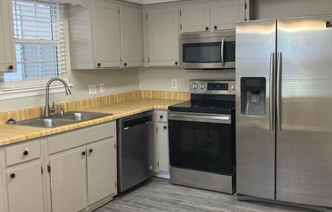 Renovated 2 Bedroom Townhome with Screen In Back Porch