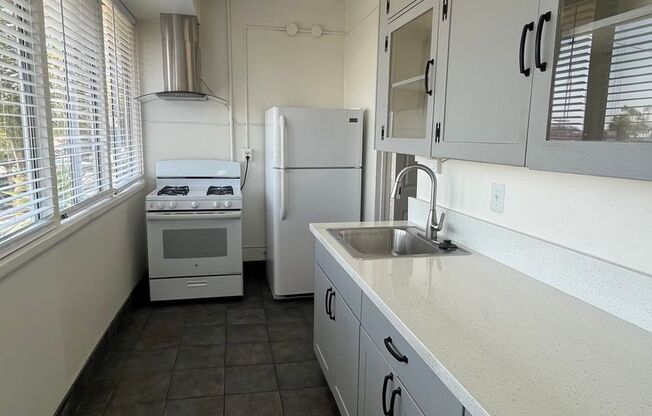 ~ Very Bright & Beautiful with City Views ~ 1 Bedroom / 1 Bathroom Apartment Home!