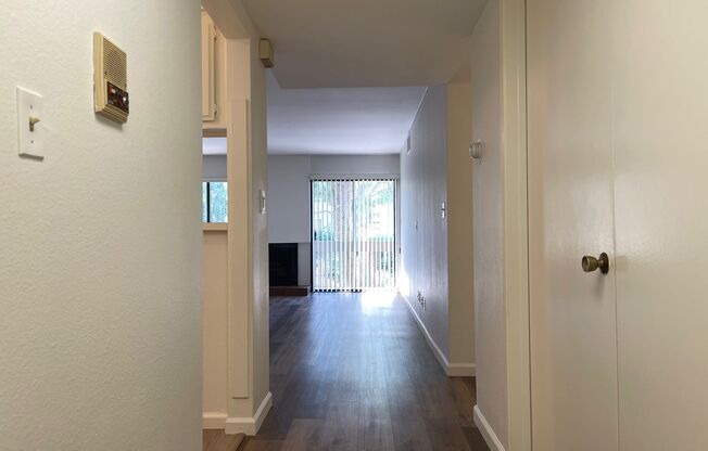 SHERMAN OAKS!!!: FANTASTIC 2 BEDROOM + 1 1/2 BATHROOM CONDO!