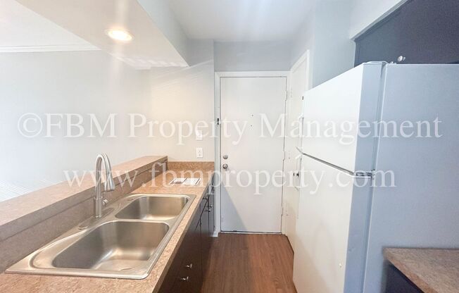 2 beds, 1 bath, $1,000, Unit A4