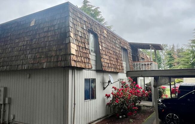 Upper-Floor Unit in Fourplex near Tacoma Mall