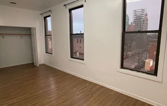 3 beds, 1 bath, $2,000, Unit 3F