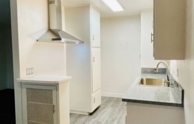 1 bed, 1 bath, 700 sqft, $2,045, Unit 9