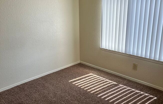 2 beds, 1 bath, 861 sqft, $970, Unit 39