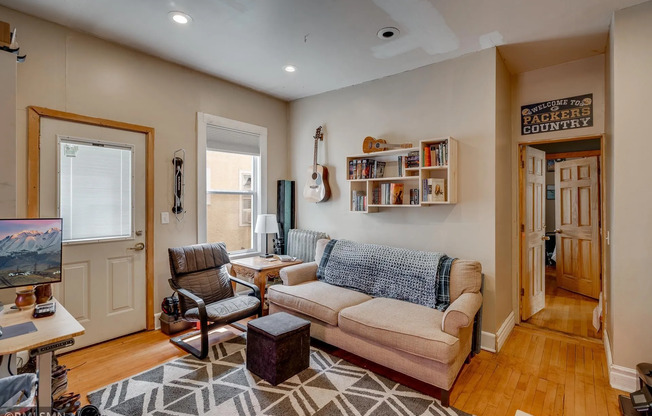 515 W 25 ST