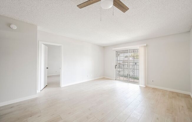 LOCATION! LOCATION! LOCATION! 2 bed 2 bath near UNLV & Las Vegas Strip!