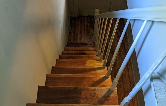 3 beds, 1 bath, $1,095