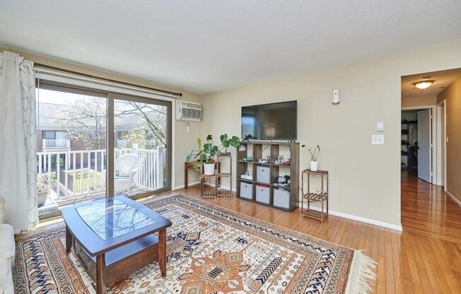 2 beds, 1 bath, 906 sqft, $2,300, Unit 215