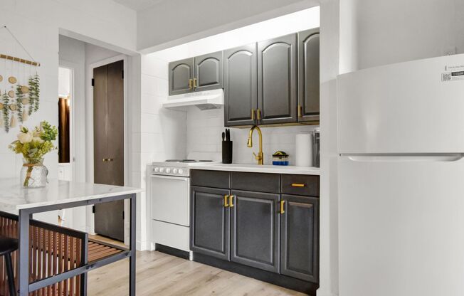 1 bed, 1 bath, 430 sqft, $1,095, Unit 1803 S Cascade Ave. - Unit 17