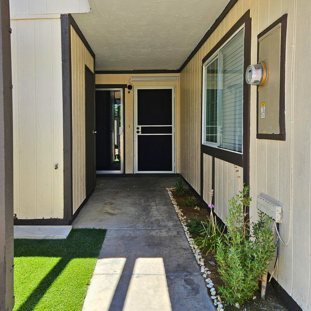 Dedicated to ACTIVE MILITARY OR VETERAN FAMILIES - 3BR/2BA Townhome in NLV!